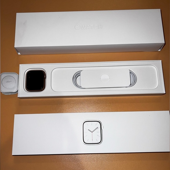 ⌚️NWT APPLE WATCH SERIES 7 45mm SILVER STAINLESS STEEL CASE W/ BLACK BAND - Picture 6 of 16